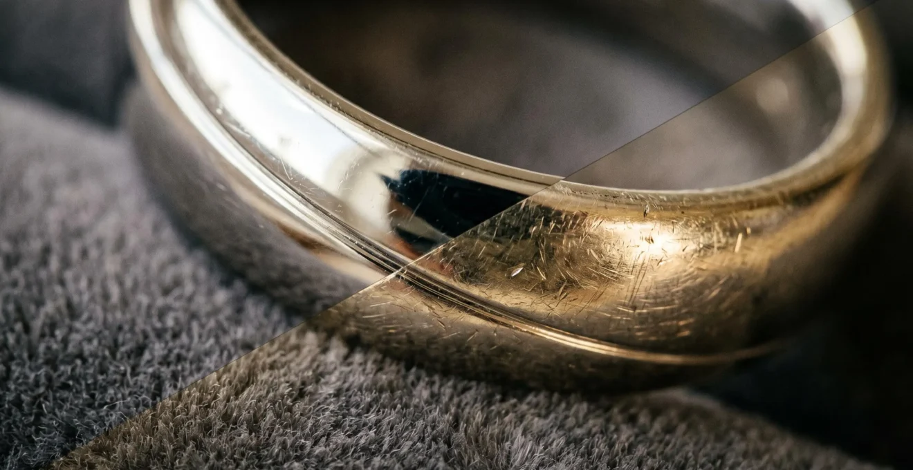 Gros plan sur une bague en or blanc montrant la différence entre une zone rhodiée brillante et une zone ternie révélant une teinte jaunâtre