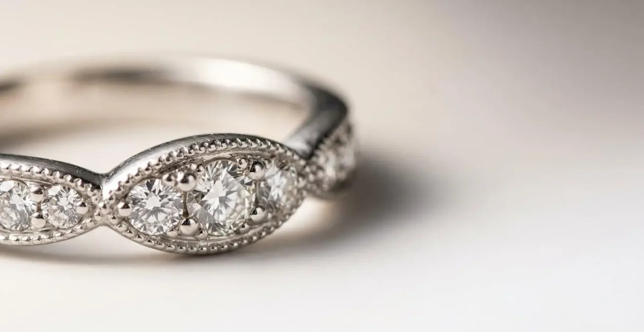 Gros plan sur une bague pavée de diamants présentant des signes d'usure après un port quotidien