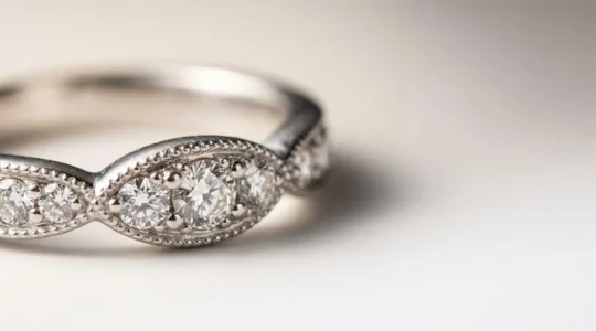 Gros plan sur une bague pavée de diamants présentant des signes d'usure après un port quotidien