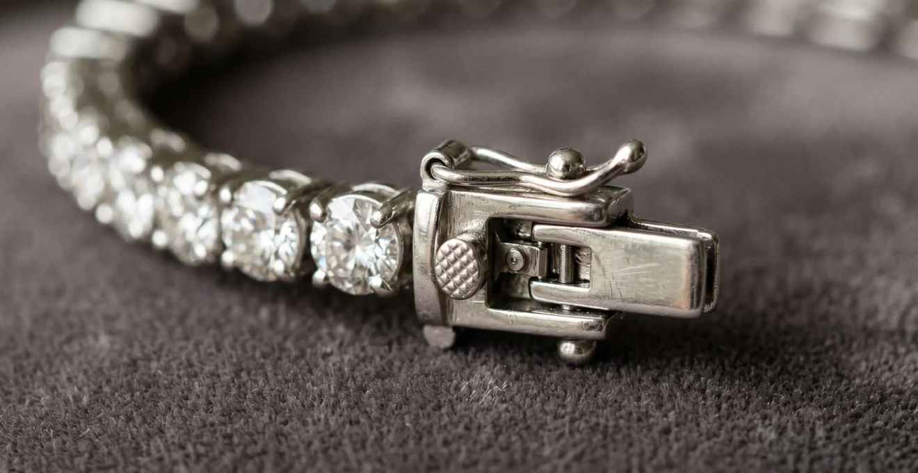 Gros plan sur un bracelet rivière en diamants avec mécanisme de fermoir à double cliquet de sécurité