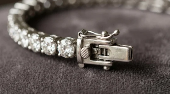 Gros plan sur un bracelet rivière en diamants avec mécanisme de fermoir à double cliquet de sécurité