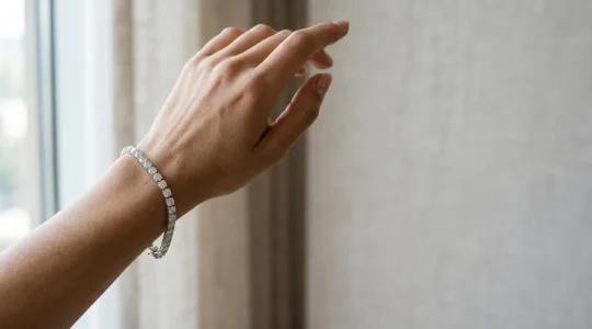 Bracelet rivière en diamants avec fermoir double cliquet sur poignet féminin élégant