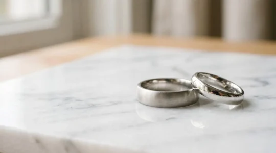 Bague de fiançailles en métal précieux symbolisant la durabilité et l'élégance intemporelle