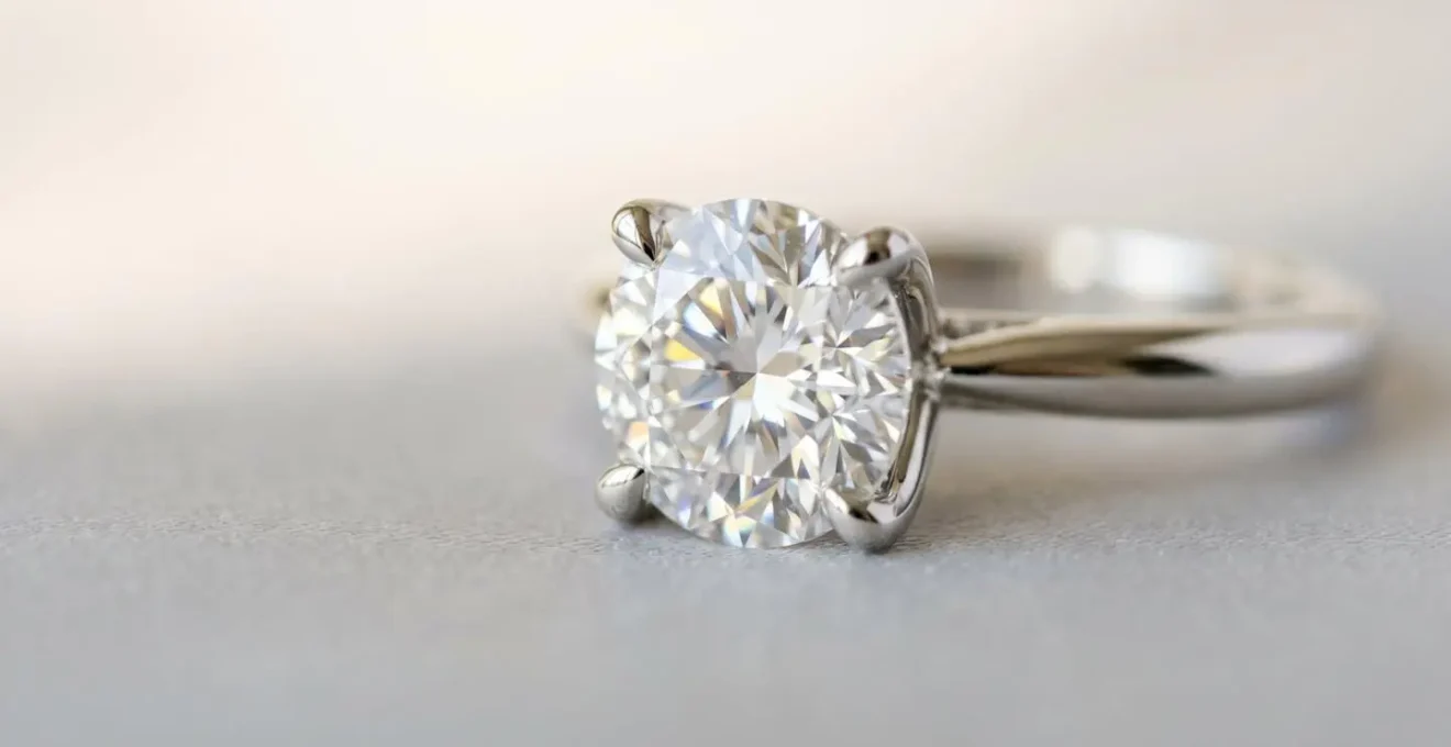 Bague de fiançailles en diamant avec monture à griffes mettant en valeur l'équilibre entre éclat et protection