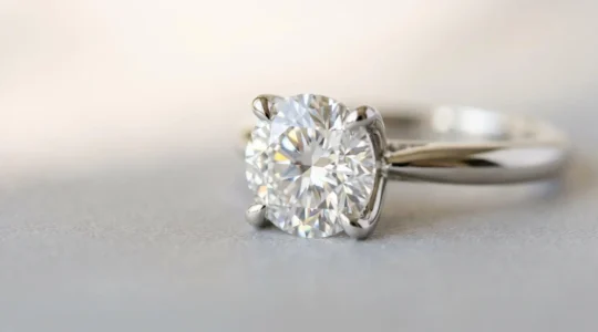Bague de fiançailles en diamant avec monture à griffes mettant en valeur l'équilibre entre éclat et protection