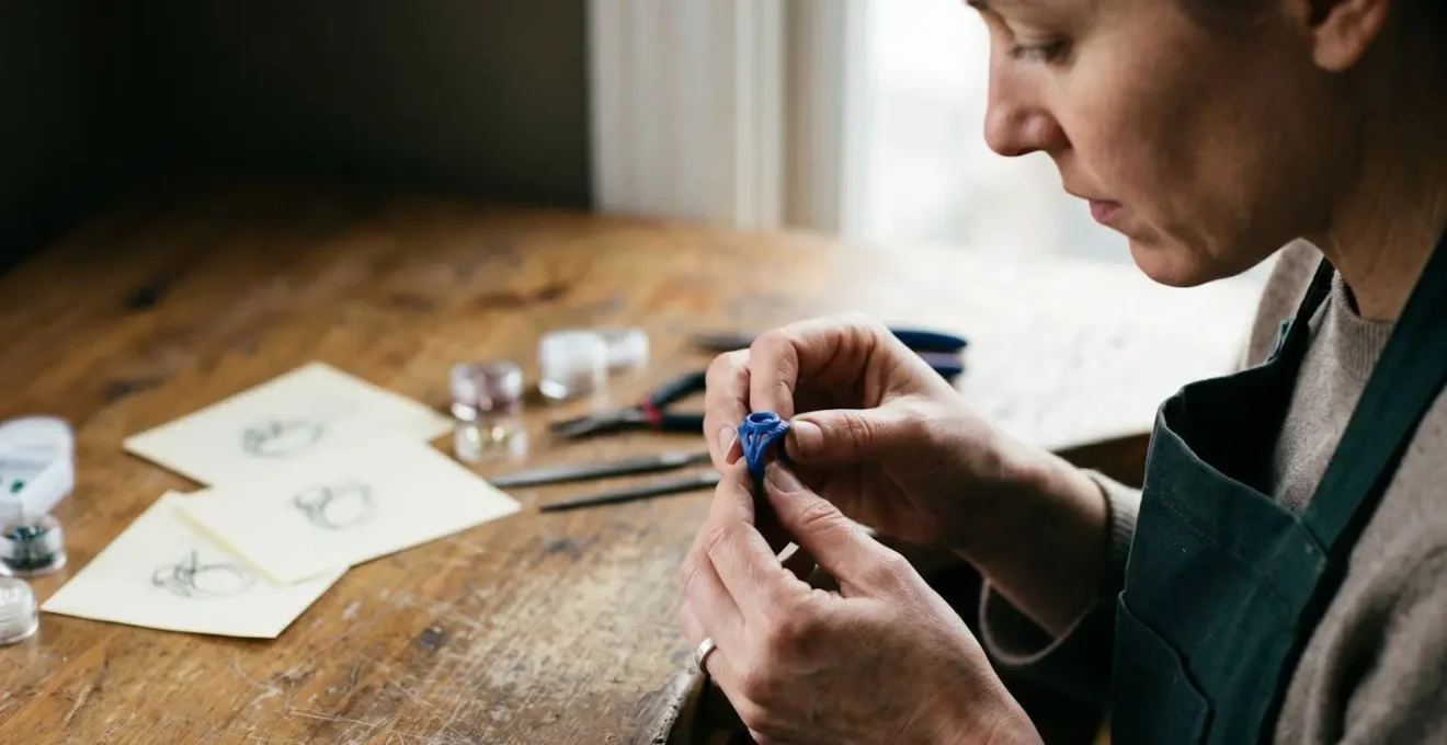 Artisan bijoutier concentré travaillant sur un prototype de bijou personnalisé dans son atelier