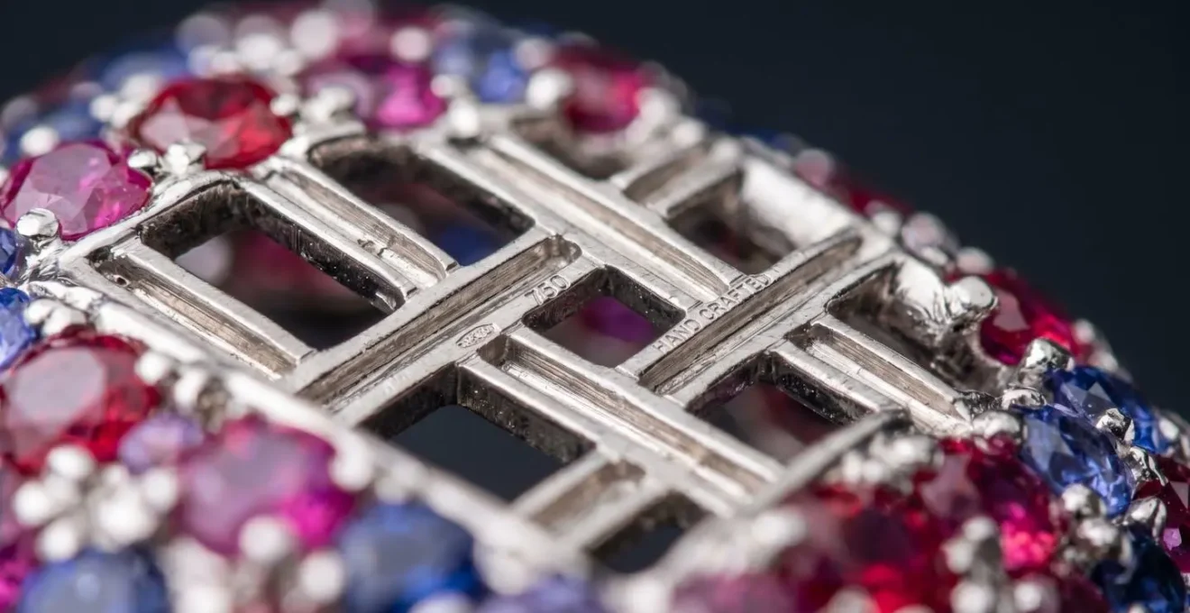 Structure interne d'un serti invisible révélant la grille métallique de précision