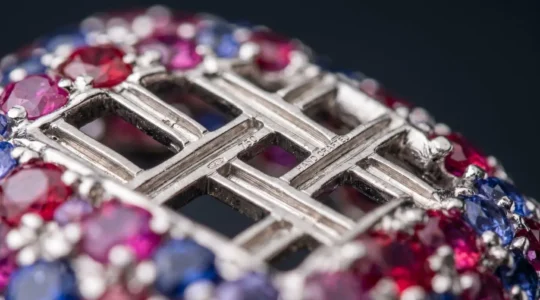 Structure interne d'un serti invisible révélant la grille métallique de précision