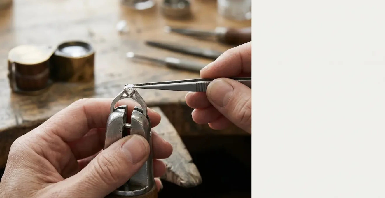 Détail macro d'un sertissage précis de diamants sur or blanc illustrant l'excellence du savoir-faire joaillier français