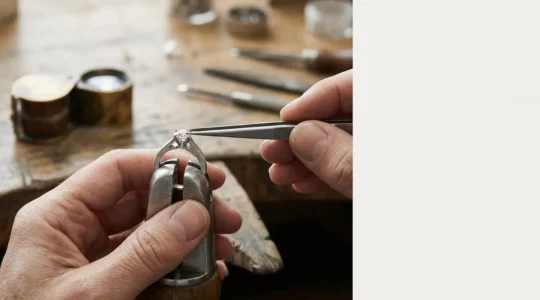 Détail macro d'un sertissage précis de diamants sur or blanc illustrant l'excellence du savoir-faire joaillier français