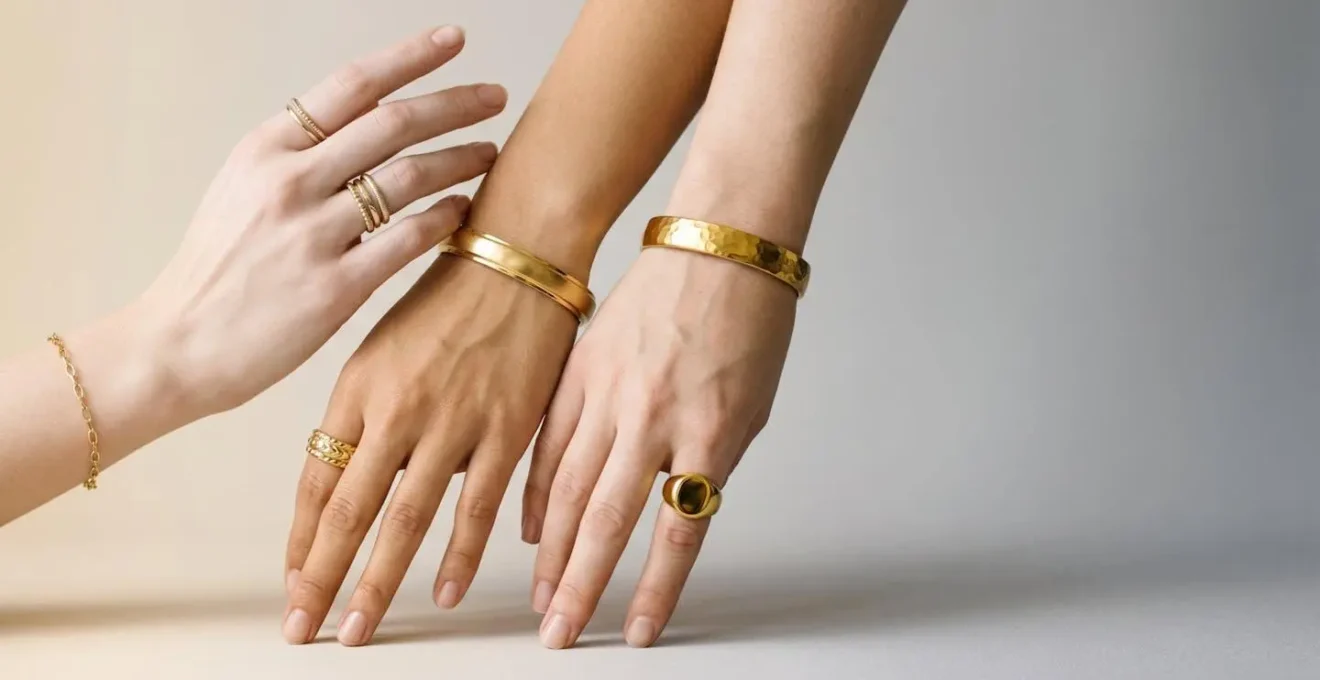 Bijoux en or jaune sur différents tons de peau illustrant la théorie des saisons en colorimétrie