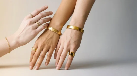 Bijoux en or jaune sur différents tons de peau illustrant la théorie des saisons en colorimétrie