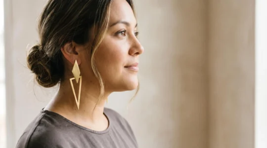Paire de boucles d'oreilles pendantes elegantes tombant le long d'un cou gracieux mettant en valeur l'effet allongeant sur un visage