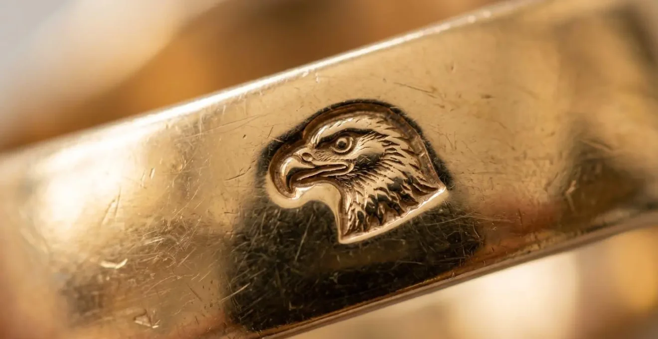 Gros plan macro d'un poinçon tête d'aigle estampé sur un bijou en or français certifié 750 millièmes