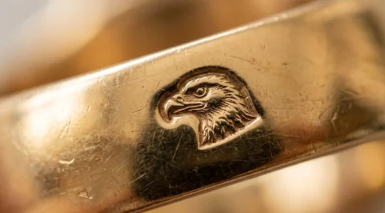 Gros plan macro d'un poinçon tête d'aigle estampé sur un bijou en or français certifié 750 millièmes