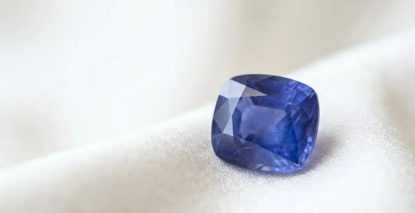 Saphir de Ceylan bleu royal présentant un effet velouté avec inclusions de soie naturelles