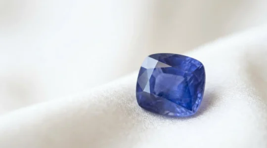 Saphir de Ceylan bleu royal présentant un effet velouté avec inclusions de soie naturelles