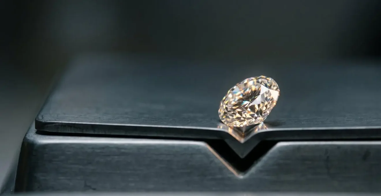 Pierre de diamant transparente éclairée révélant ses facettes et sa brillance naturelle